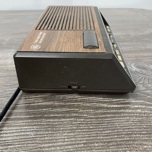 Vintage General Electric GE Model 7-4616B Two Wake Times FM/AM Alarm Clock Radio - Picture 5 of 8